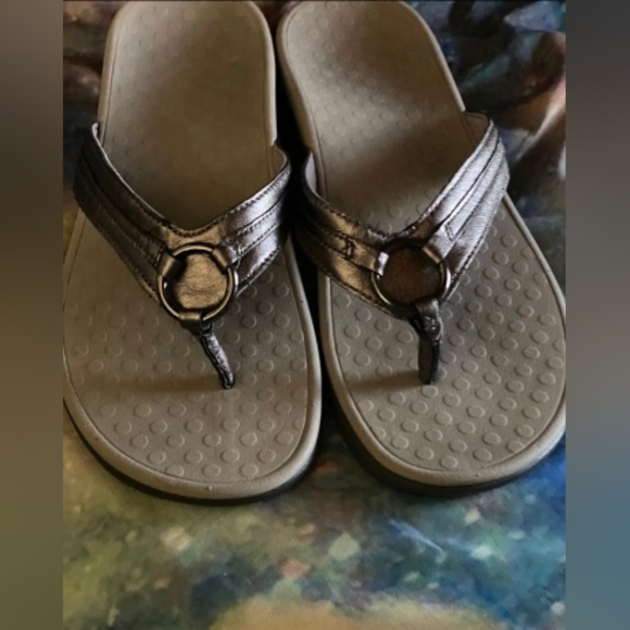 Vionic Tide Aloe Toe Post Sandal Pewter Leather - Picture 8 of 10